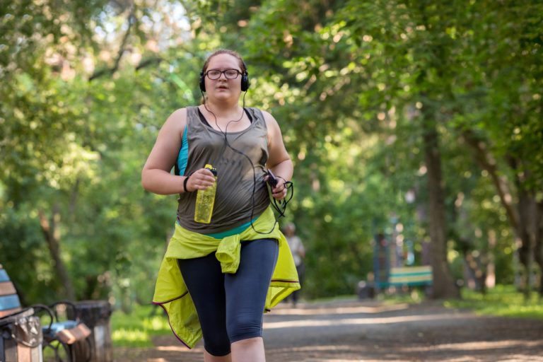 13-3-Hardloopprogramma’s voor patiënten met overgewicht of obesitas_668150857 Obese dame aan het hardlopen in het park.