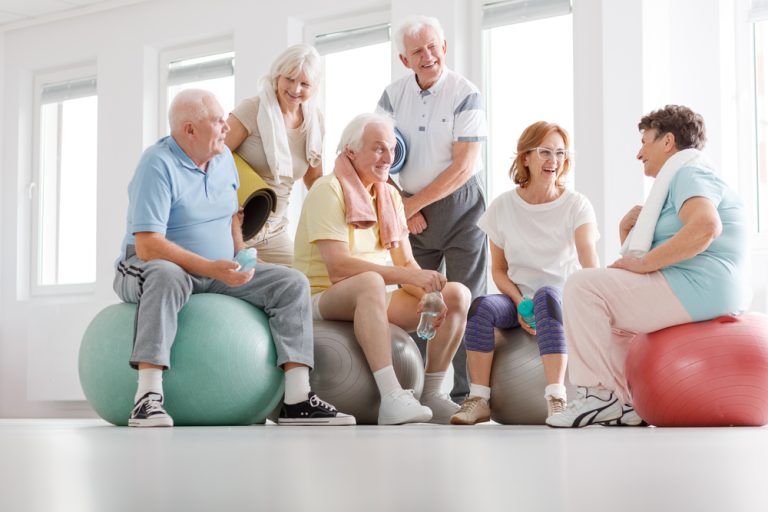 13-4-De meerwaarde van groepsrevalidatie bij COPD Gezellige groep COPD patiënten na een revalidatiesessie.