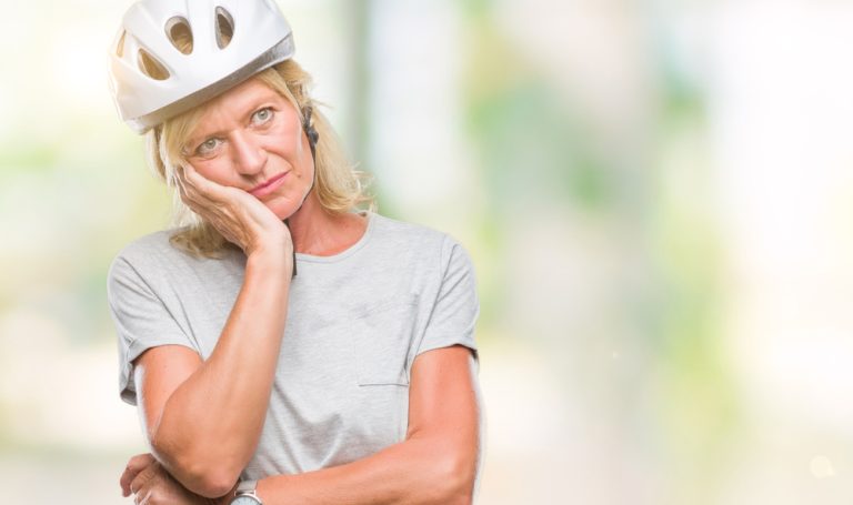 13-5-Depressieve gevoelens maakt beleving van fysieke activiteit zwaarder_1280955940 Sombere vrouw vindt fietsen extra zwaar.