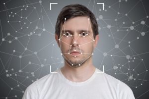 Gezicht van een jongeman wordt geanalyseerd met software.