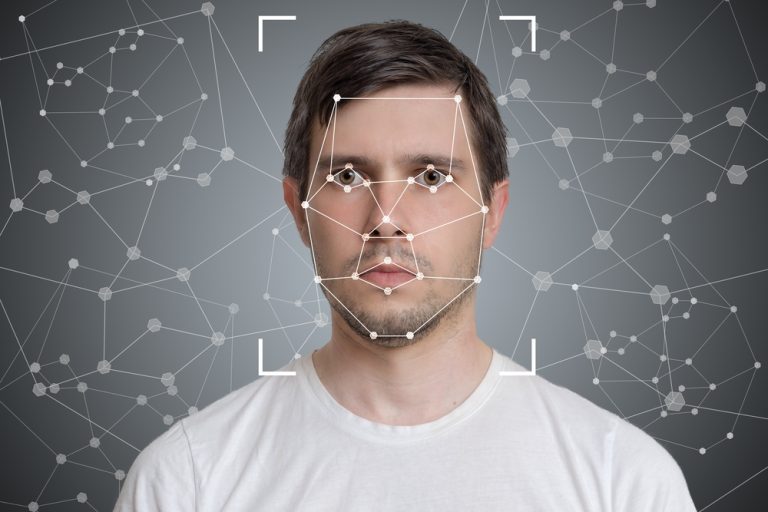 13-8-Het verband tussen chronische pijn en persoonlijkheid_674466127 Gezicht van een jongeman wordt geanalyseerd met software.