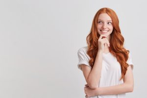 Jonge dame denk bewust aan plezierige momenten in haar leven