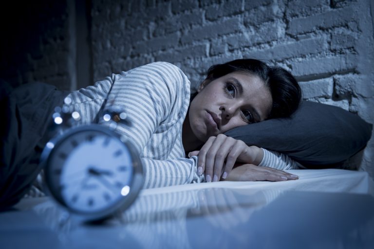 13-9-Helpt fysieke activiteit mensen met chronische pijn beter slapen_530558272 Pijnpatiënte die te weinig sport en 's nachts wakker ligt.