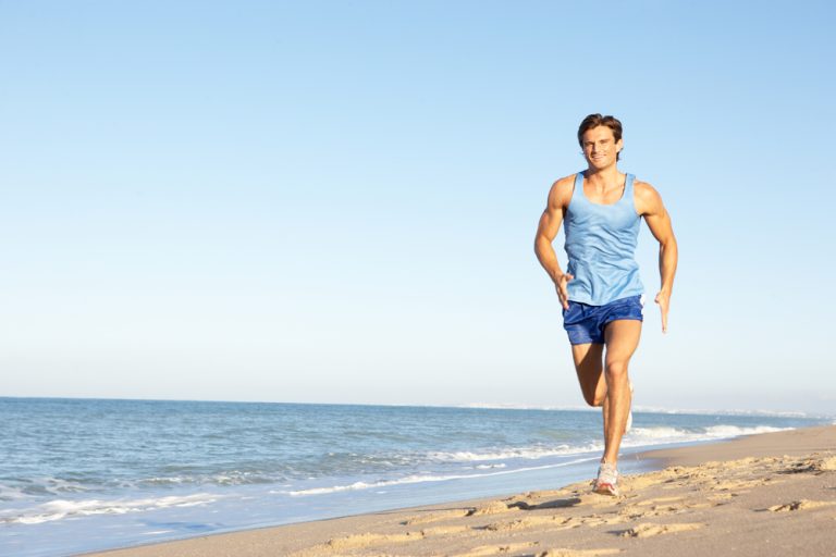 13-9-Weerstand tegen vermoeidheid bij hardlopen verhogen_63870589 Hardloper op zonnig strand bezig met HIT training.