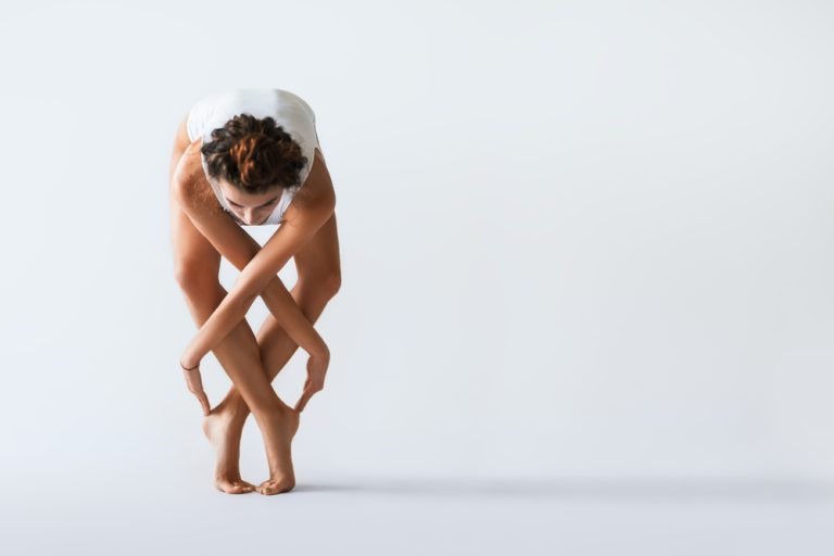 14-02-Dansante fysiotherapie kan pijn dempen via toename grijze stofdichtheid_530414668 Een complexe lichaamshouding met prachtig symmetrisch patroon.