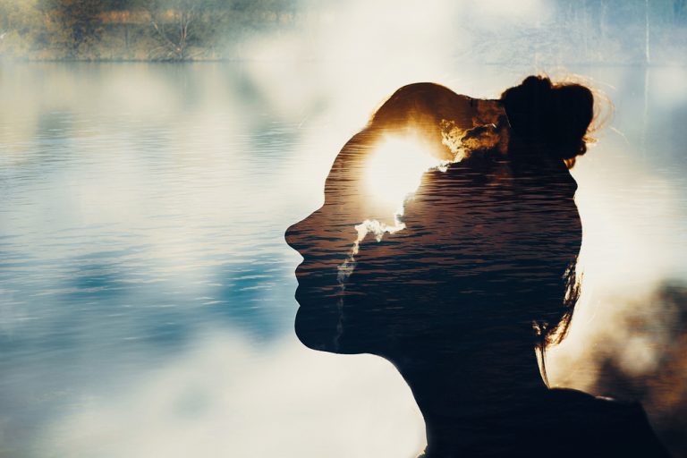 14-02-Mindfulness heeft gunstige invloed op impact van fibromyalgie_435449356 Pijn patiënt die weer uit het 'dal' komt door mindfulness oefeningen.
