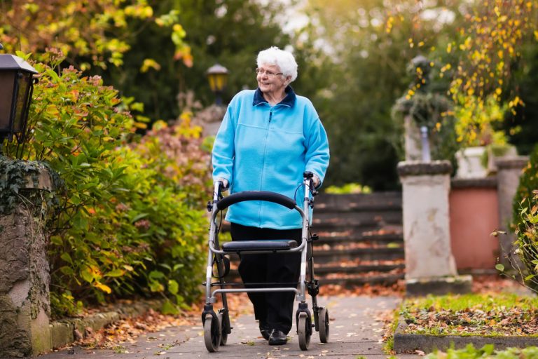 14-03-Effecten van rollators bij patiënten met COPD_490907992 COPD patiënt wandelt buiten met rollator.