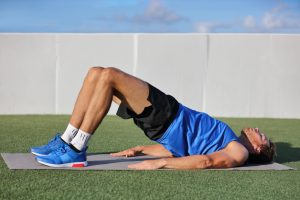 Man traint sterke heupmusculatuur.