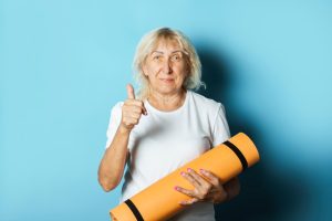 Oude vrouw komt terug van pilates.
