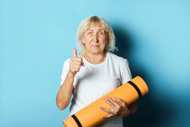 14-04-Pilates versus krachttraining bij oudere vrouwen_1506441779 Oude vrouw komt terug van pilates.