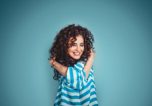 Vrouw toont haar emoties via haar lichaamshouding.