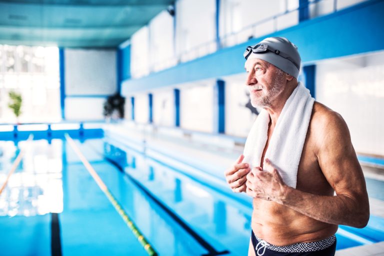 14-05-Lichamelijke activiteit voorkomt sarcopenie_1012270567 Sportende oudere man zonder sarcopenie.