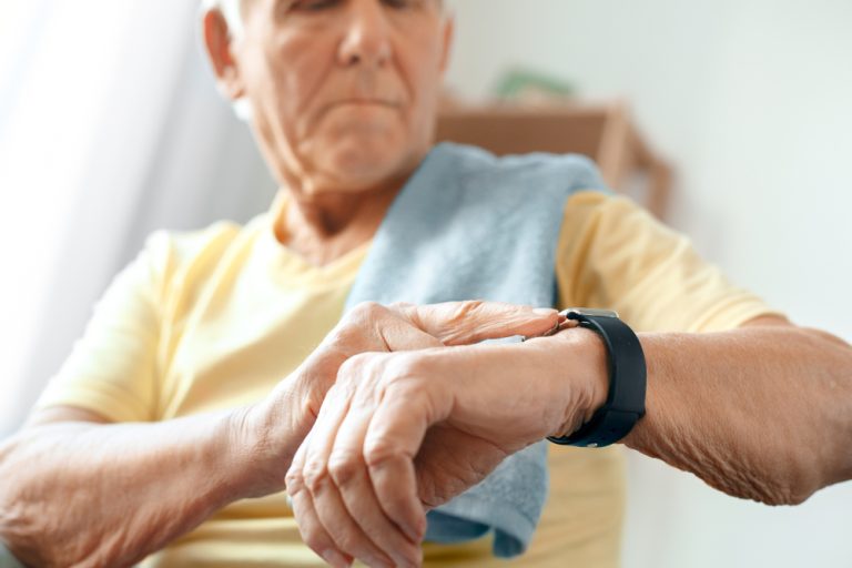 14-05-Telemonitoring in de hartrevalidatie_1016462749 Oudere man traint met smartwatch.