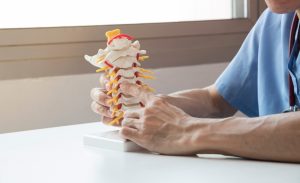 Fysiotherapeut geeft uitleg over nekproblematiek.