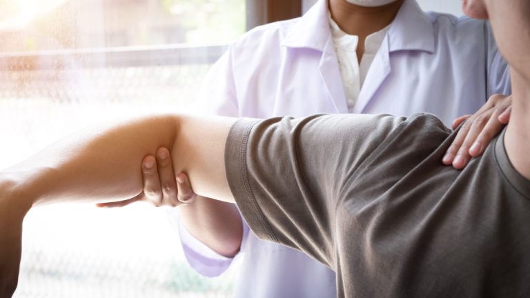14-07-De effectiviteit van diagnostische tests voor een supraspinatus ruptuur_1677215335 Fysiotherapeut test de schouder van een patiënt.