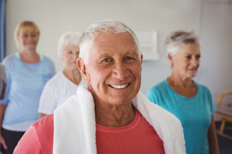 14-07-Helpt oefentherapie tegen depressie bij ouderen_444472603 Opgewekte oudere man na het sporten.