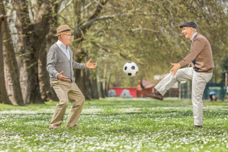 14-11-Walking football veilig en gezond_409260736 14-11-Walking football veilig en gezond_409260736