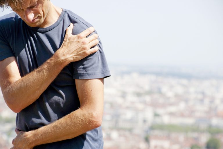 Severe shoulder pain Een man met ontstekingsgerelateerde schouderpijn.
