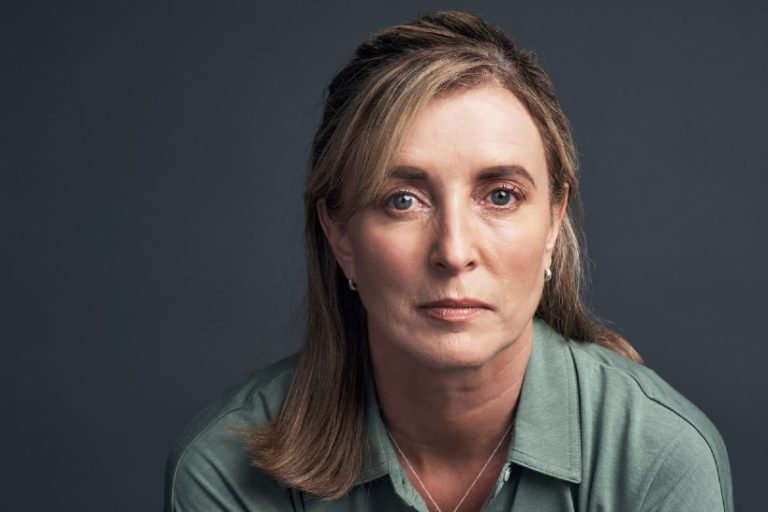 19-20-Hoe goed kan jij inschatten wat de patiënt denkt of voelt-iStock-1165683295 Vrouw met neutrale gezichtsuitdrukking kijkt recht in de camera, symbool voor het proberen lezen van gedachten en gevoelens bij de ander.