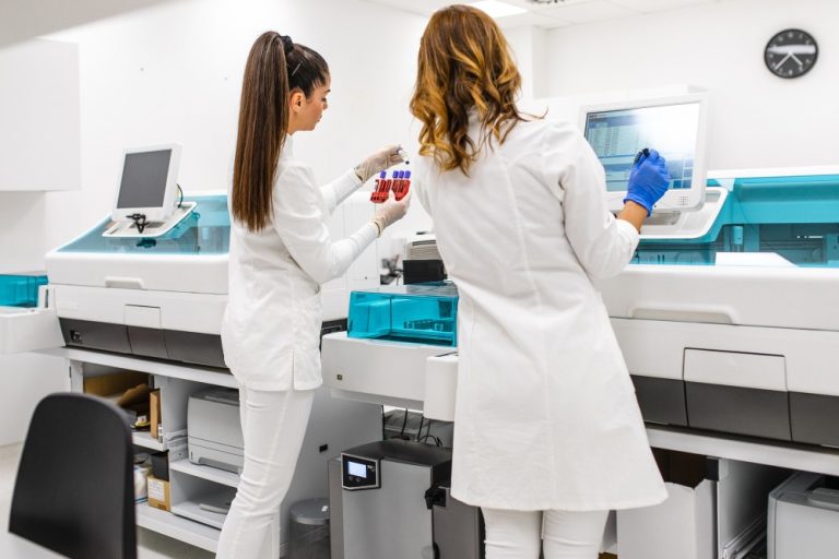 Laboratoriummedewerkers analyseren bloedmonsters voor het bepalen van ontstekingsmarkers.