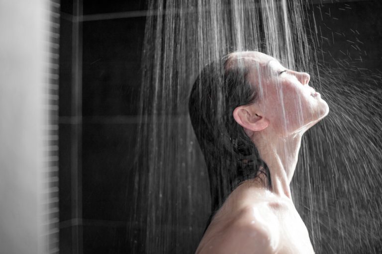 7_15_1_warme-douche-eenzaamheid-pijn_127984400 7_15_1_warme-douche-eenzaamheid-pijn_127984400