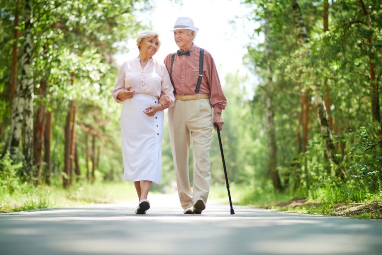 8-15-Minder-beperkingen-van-knie-artrose-vanaf-6000-stappen-per-dag_214695784