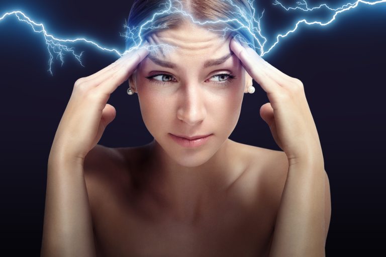 Vrouw met hoofdpijn en nekpijn, omringd door elektrische energie, symboliseert de impact van migraine