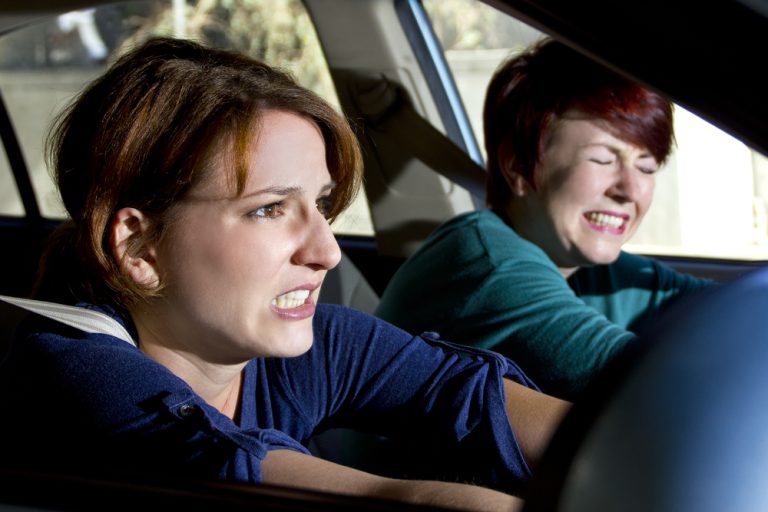 Twee dames in auto net voor een botsing. Twee dames in auto net voor een botsing.