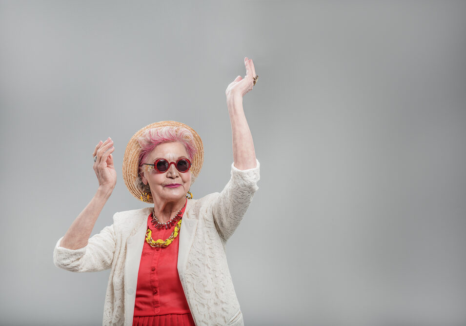 Oude vrouw danst een bewegingsimprovisatie op muziek.