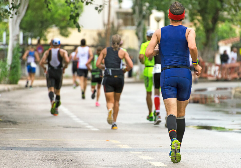 Hardlopers tijdens de marathon met koolhydraten een eiwitten bij zich.
