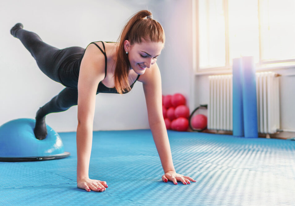 Vrouw doet pilates oefeningen en blijft daardoor zowel fysiek- als mentaal in goede conditie.