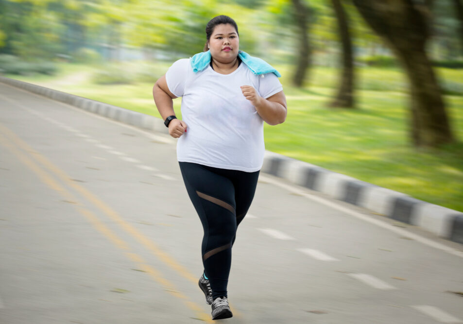 Obese dame aan het hardlopen op straat.