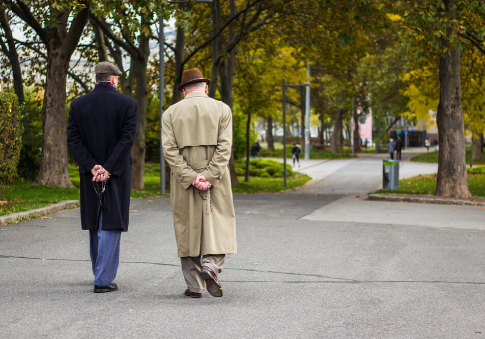 Twee heren wandelen dagelijks voor de conditie een rondje in het park.