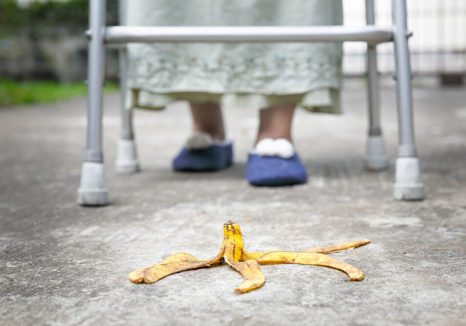 Bananenschil op stoep vormt uitglijd gevaar voor ouderen.