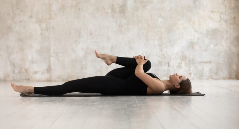 14-04-Mindfulness training vermindert pijn bij chronische lage rugpijn_1463525645 Vrouw stretcht mindfull tegen rugpijn.